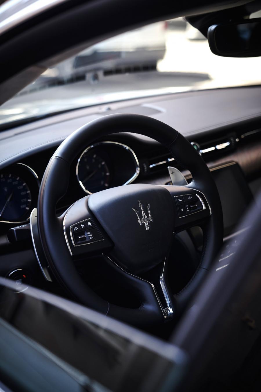 Интерьер Maserati Quattroporte S Q4 GranLusso (M156) 2017 года  (NA) (фото 15 из 25)